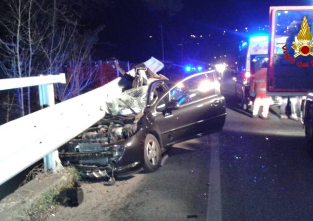 Auto contro il guard-rail, ferito 41enne