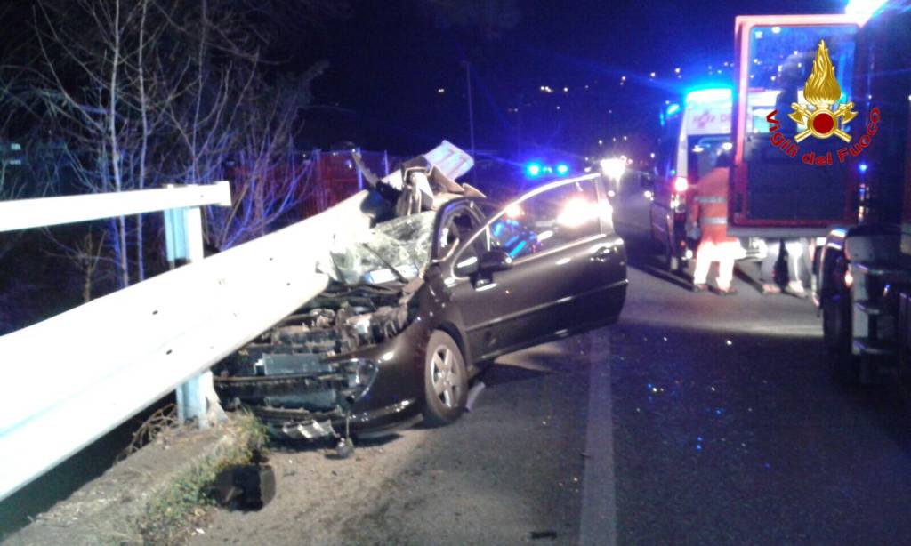 Auto contro il guard-rail, ferito 41enne