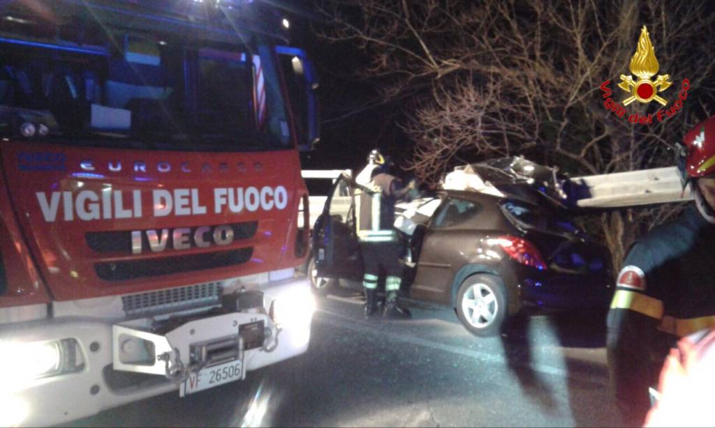 Auto contro il guard-rail, ferito 41enne