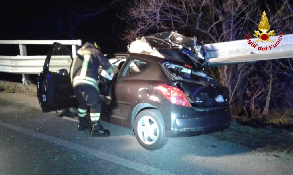 Auto contro il guard-rail, ferito 41enne