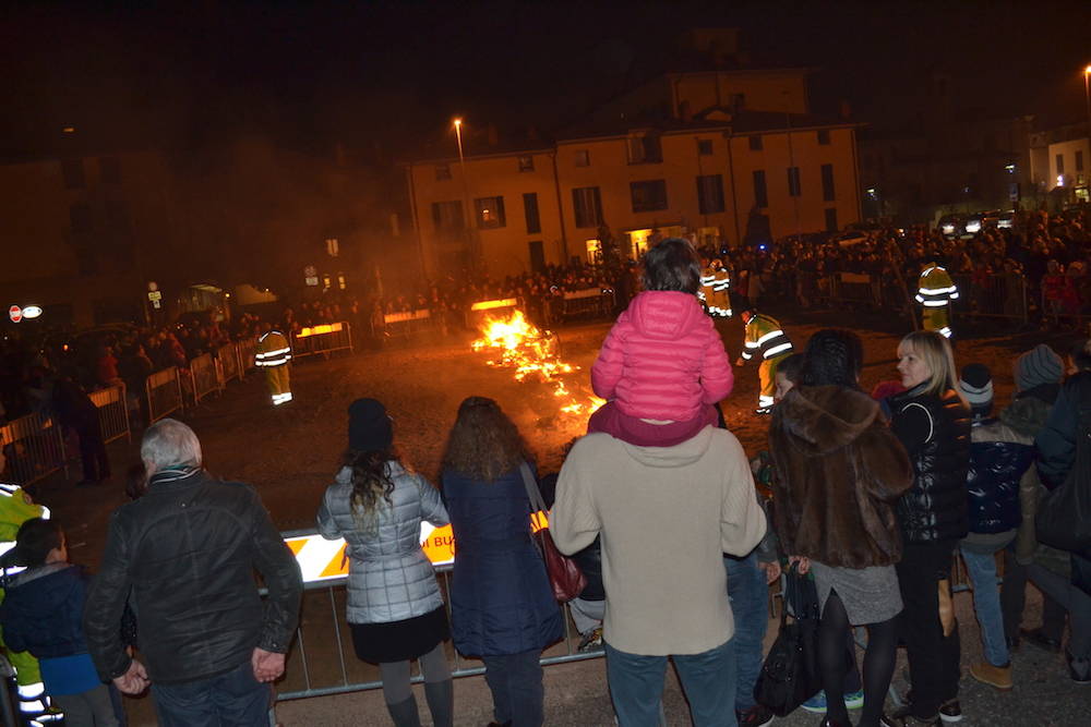 Brucia la gioeubia a Busto Arsizio