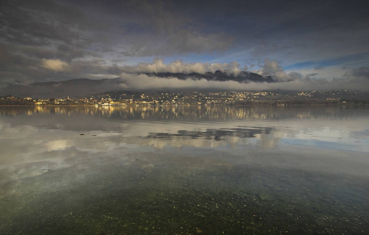 Nebbia sul lago