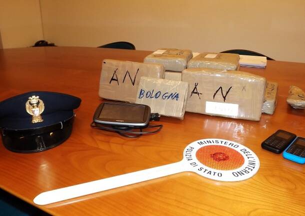 Polizia di Stato: droga nascosta sotto il cambio dell’auto