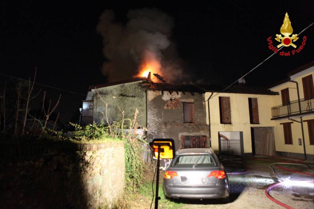 Grosso incendio distrugge un tetto