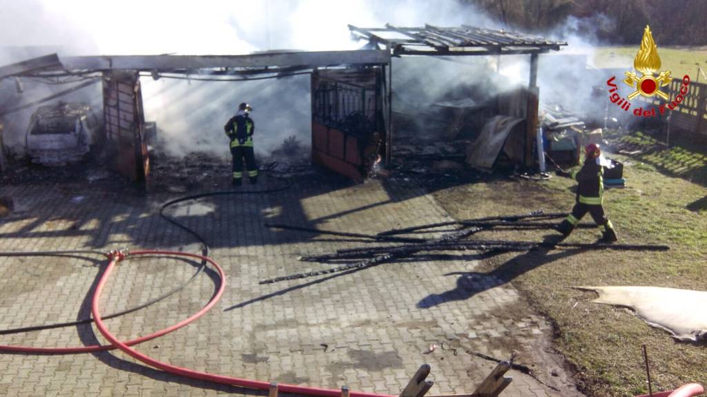 Il box auto distrutto da un incendio a Orago