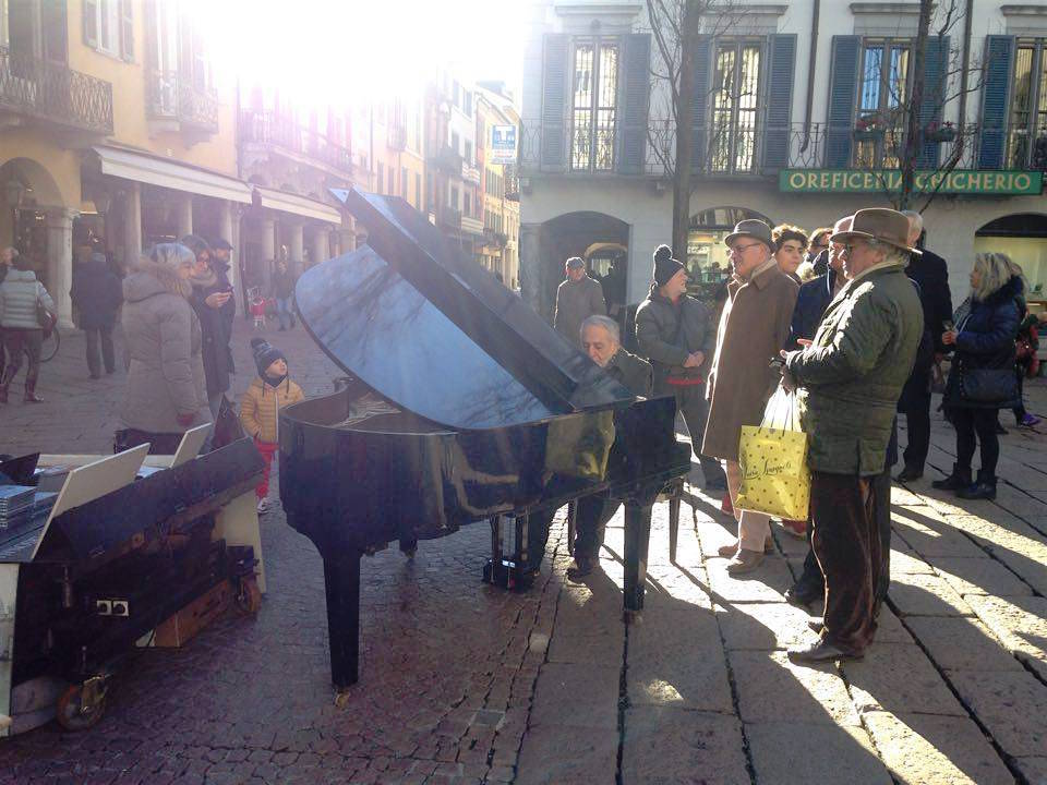 Il pianista nel centro di Varese