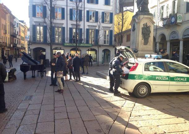 Il pianista multato in piazza Podestà