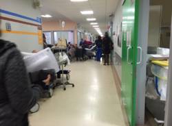 Il pronto soccorso in tilt: barelle parcheggiate ovunque