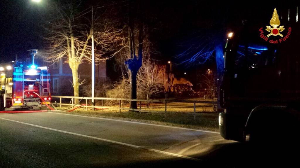 In fiamme due camper in via Airoldi