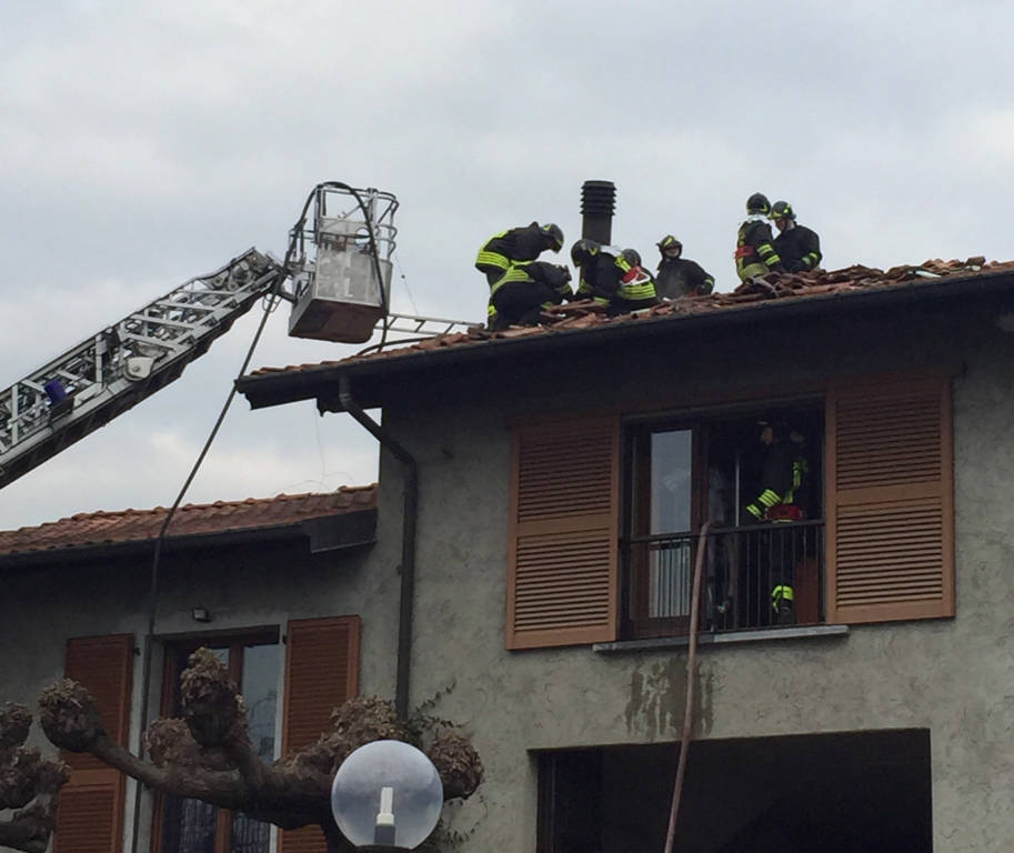 Incendio tetto a Groppello di Gavirate