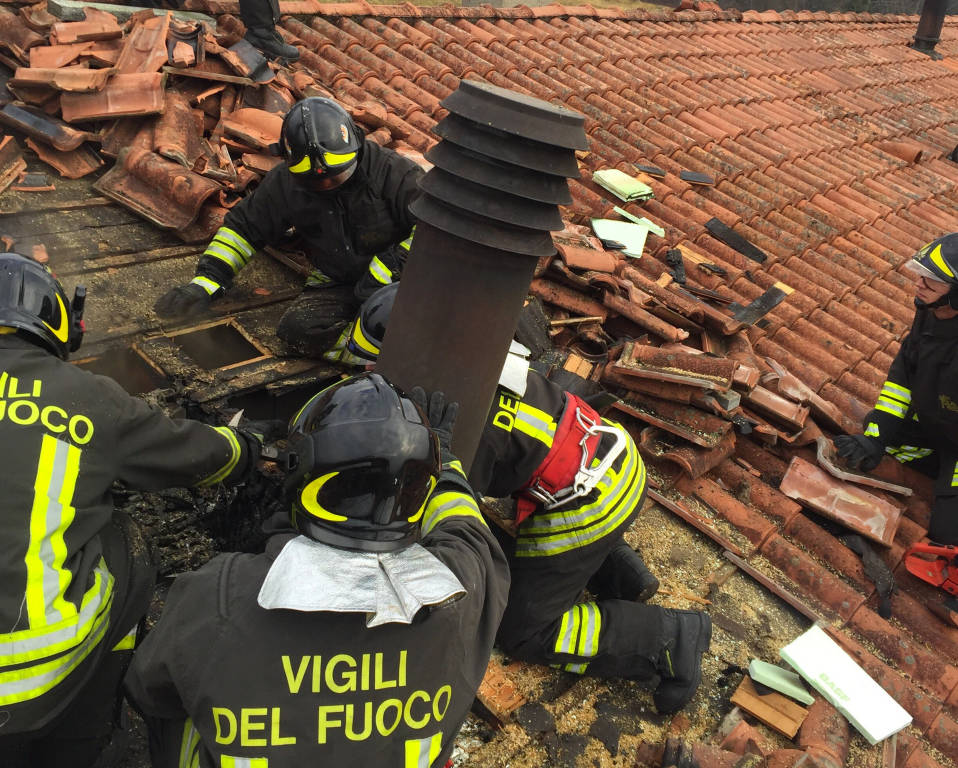 Incendio tetto a Groppello di Gavirate