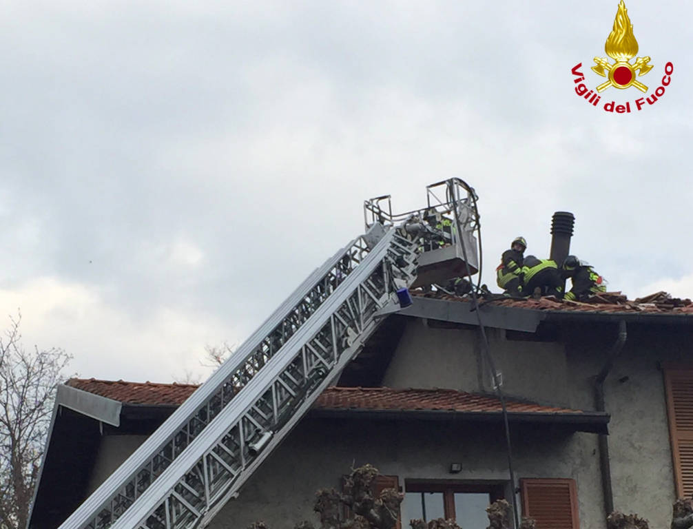 Incendio tetto a Groppello di Gavirate