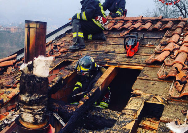 Incendio tetto a Groppello di Gavirate