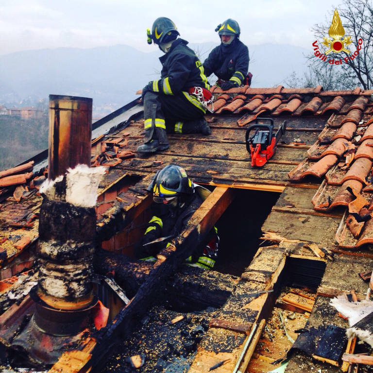 Incendio tetto a Groppello di Gavirate