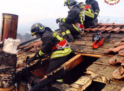 Incendio tetto a Groppello di Gavirate