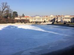 La fontana di Palazzo Estense nella morsa del ghiaccio