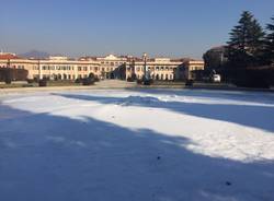 La fontana di Palazzo Estense nella morsa del ghiaccio