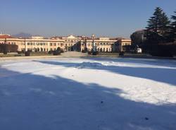 La fontana di Palazzo Estense nella morsa del ghiaccio