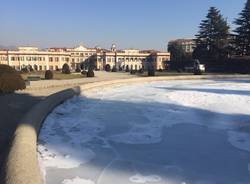 La fontana di Palazzo Estense nella morsa del ghiaccio