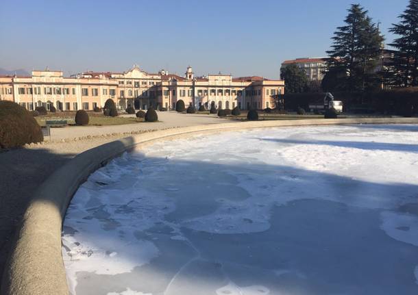 La fontana di Palazzo Estense nella morsa del gelo