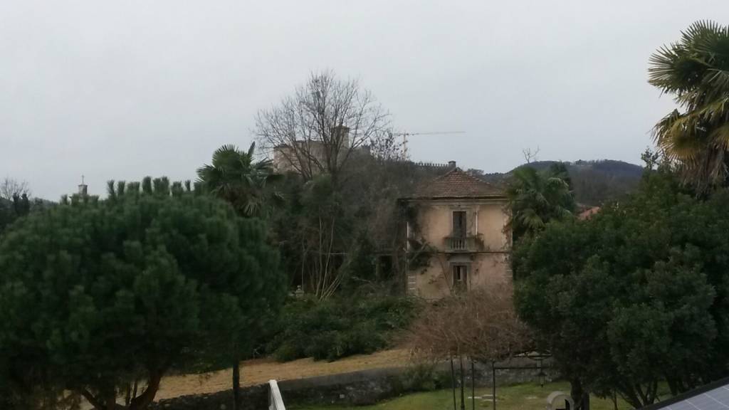 Le case abbandonate dietro l'ospedale di Angera