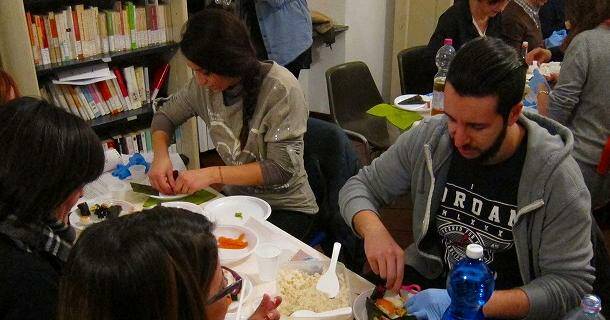 ragazzi gustano il sushi