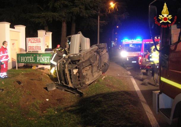 Si ribalta con l'auto in Corso Sempione