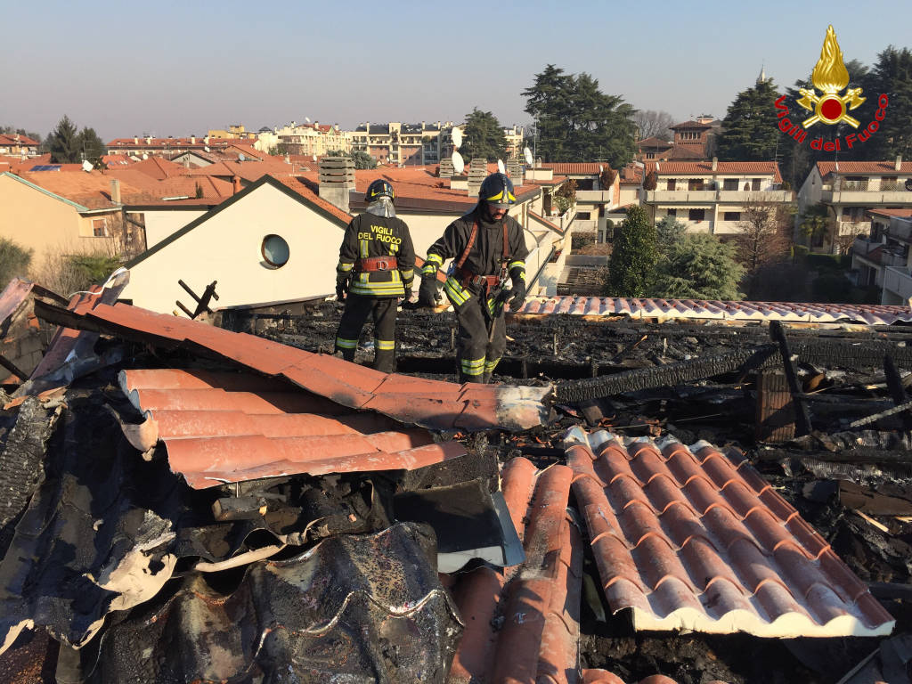 Tetto in fiamme a Castellanza