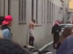 uomo nudo centro varese