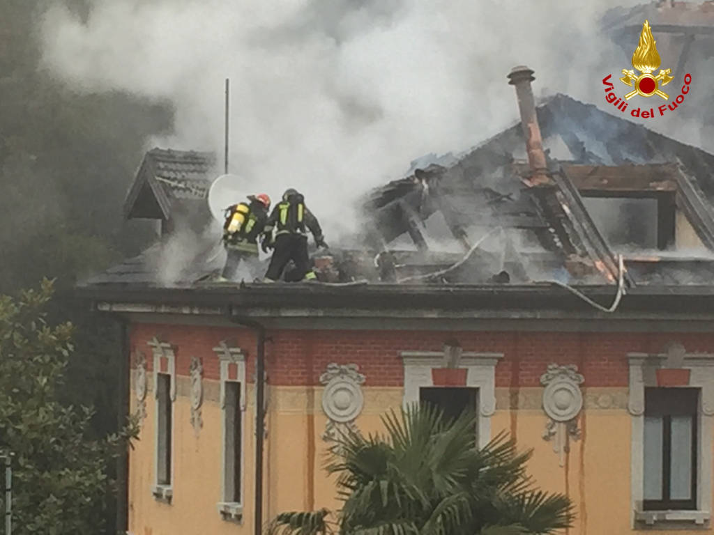 Brucia il tetto di una villa liberty a Sacro Monte
