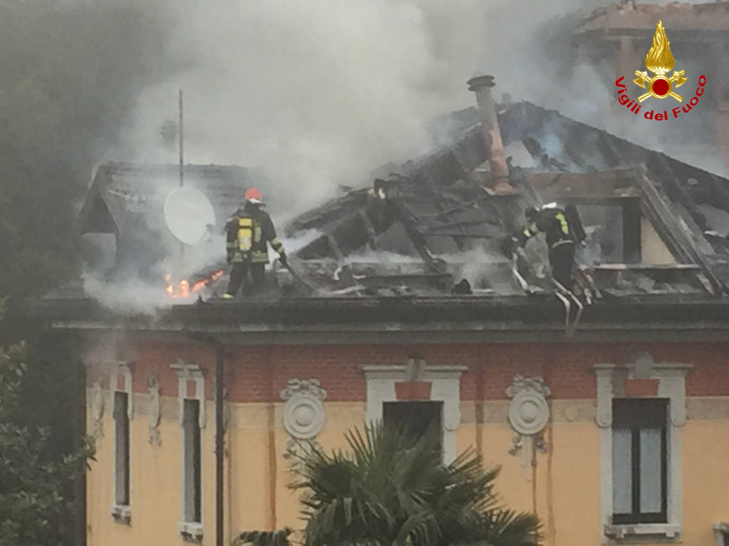 Brucia il tetto di una villa liberty a Sacro Monte