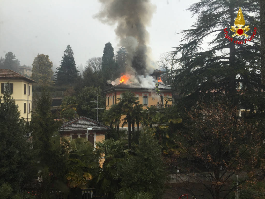 Brucia il tetto di una villa liberty a Sacro Monte