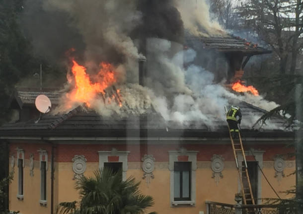 Brucia il tetto di una villa liberty a Sacro Monte