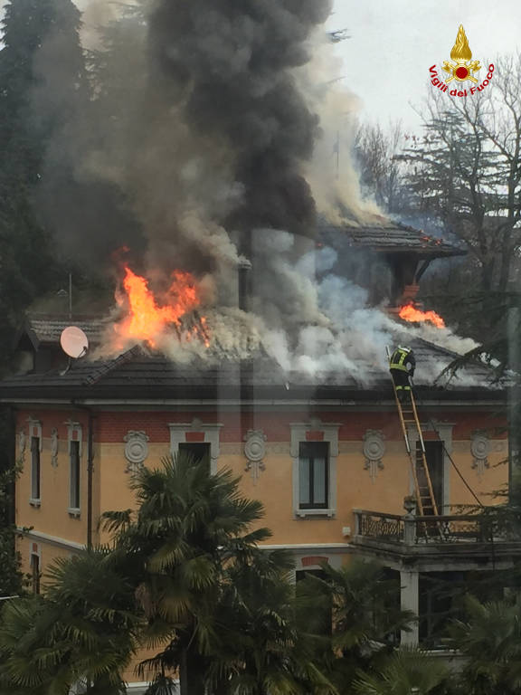 Brucia il tetto di una villa liberty a Sacro Monte