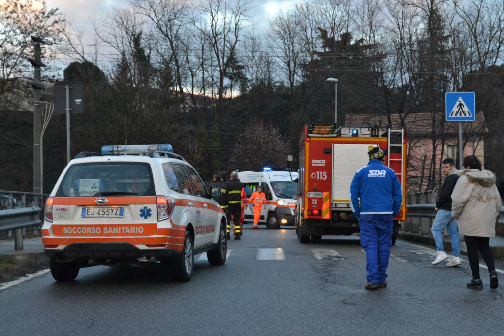 Cade nell'Olona, salvata una donna