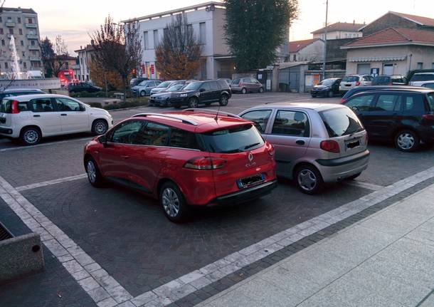 Piazza pedonale che diventa un parcheggio…e nessuno fa niente!!!
