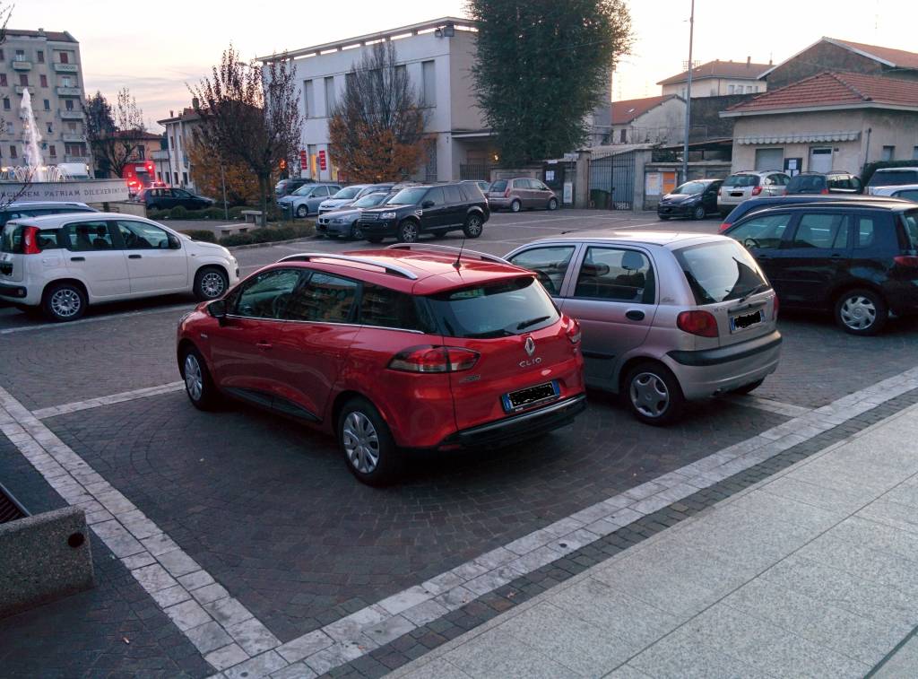 Piazza pedonale che diventa un parcheggio...e nessuno fa niente!!!