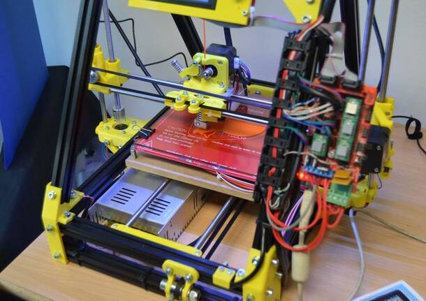 Inaugurato al Bernocchi il laboratorio di stampanti 3D