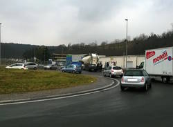 Frontale a Lozza, traffico in tilt