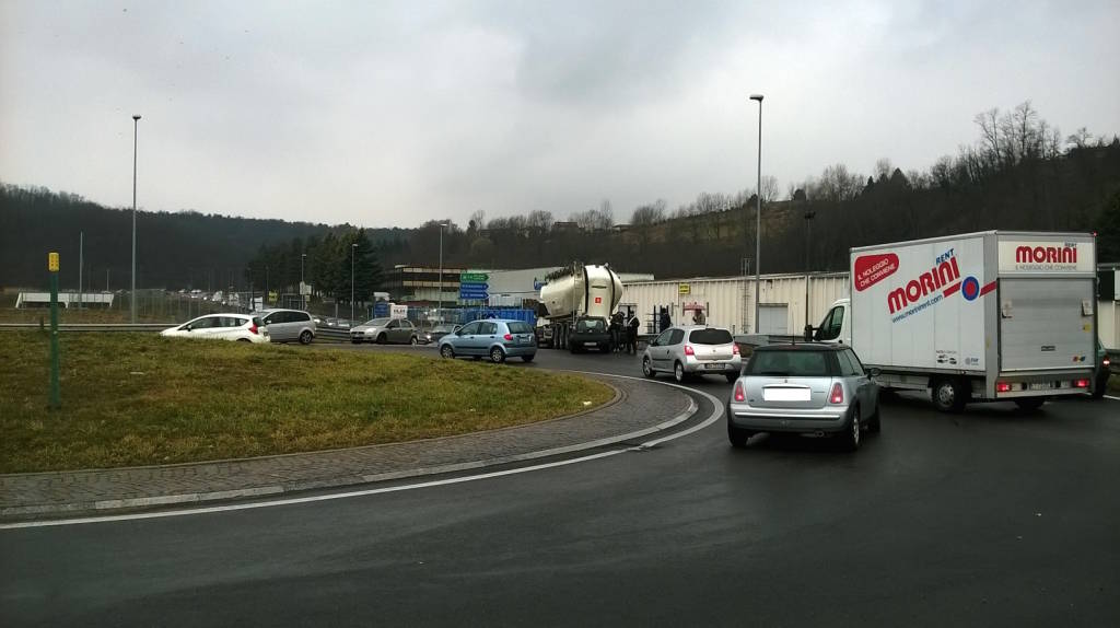 Frontale a Lozza, traffico in tilt