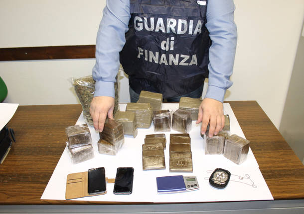 frontalieri della droga cuveglio gdf