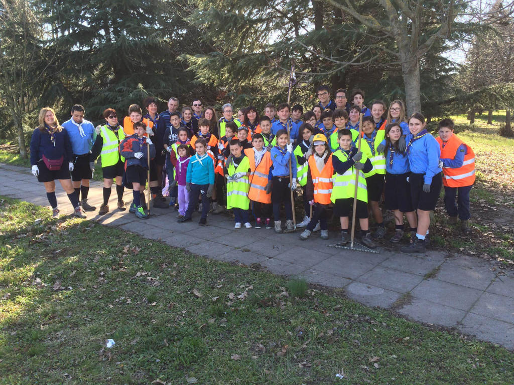 Gli scout puliscono la città