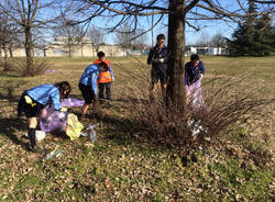 Gli scout puliscono la città