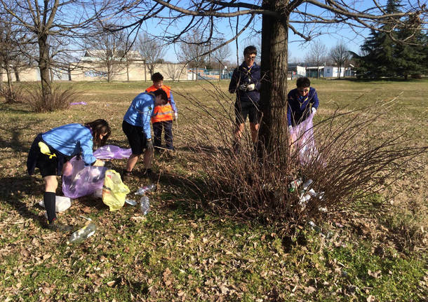 Gli scout ripuliscono la città