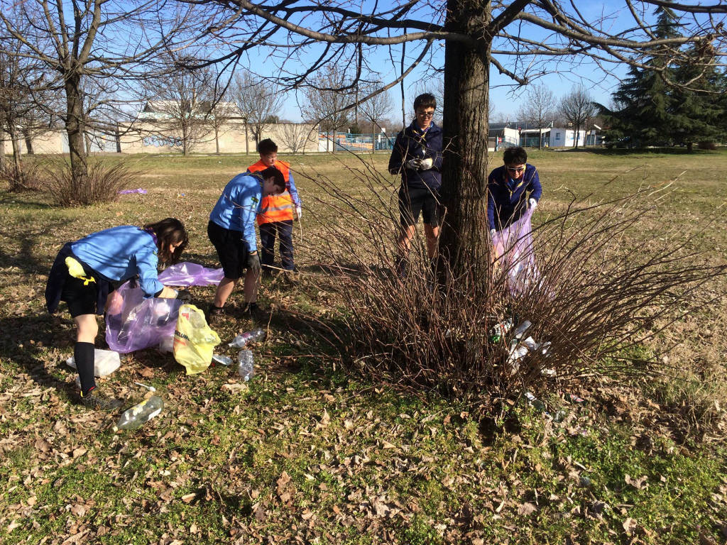 Gli scout puliscono la città