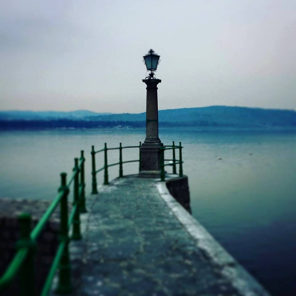 Il faro di Arona scruta imperturbabile la costa di Angera ...