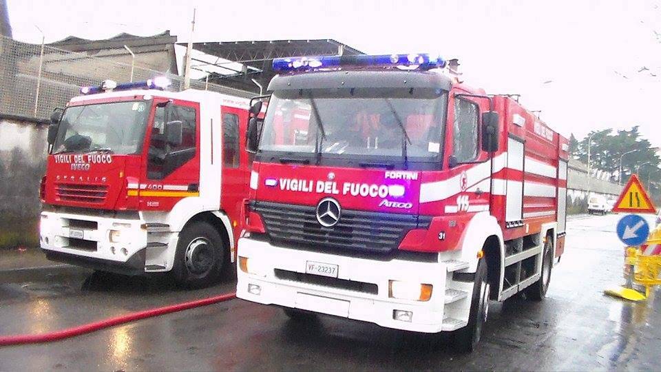 Incendio a Legnano in un capannone