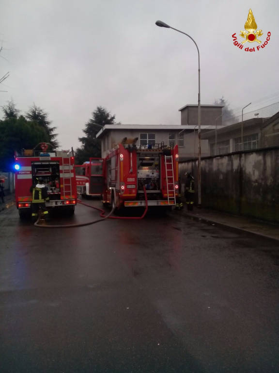 Incendio in una fabbrica dismessa a Legnano