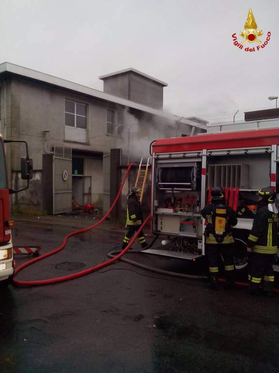 Incendio in una fabbrica dismessa a Legnano