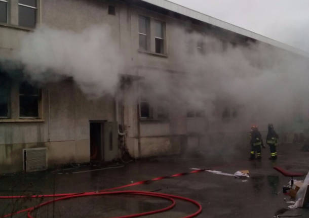 A fuoco una fabbrica dismessa